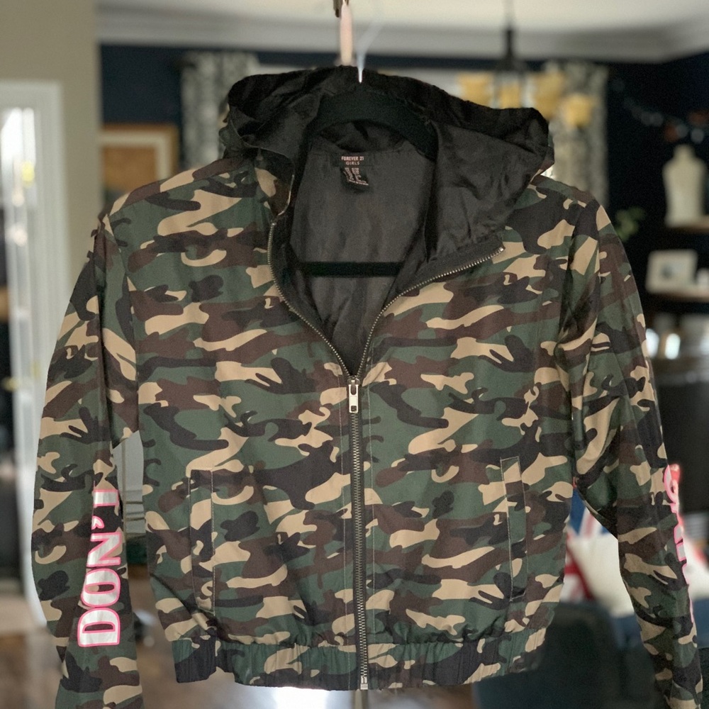 🎁 Forever 21 camonylon jacket